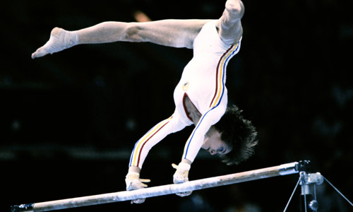 Nadia Comăneci gilt als eine der besten Turnerinnen aller Zeiten. Sie gewinnt bei den Olympischen Spielen 1980 in Moskau, wie auf dem Bild vom 25. Juli 1980, Gold am Schwebebalken und am Boden sowie Silber im Mehrkampf und mit der Mannschaft. © IMAGO / Laci Perenyi